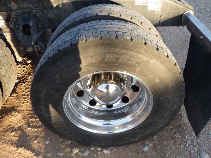 2023-peterbilt-389-image-15