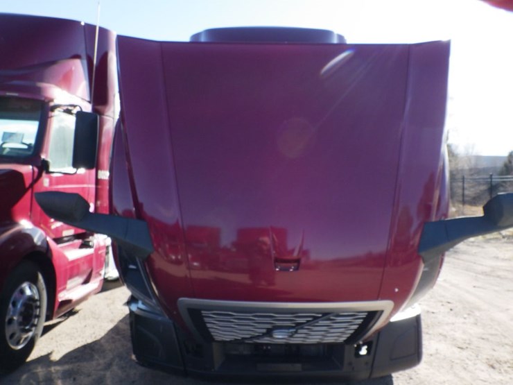 2021-volvo-vnl-300-image-28