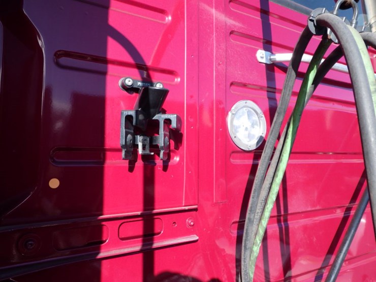 2021-volvo-vnl-300-image-18