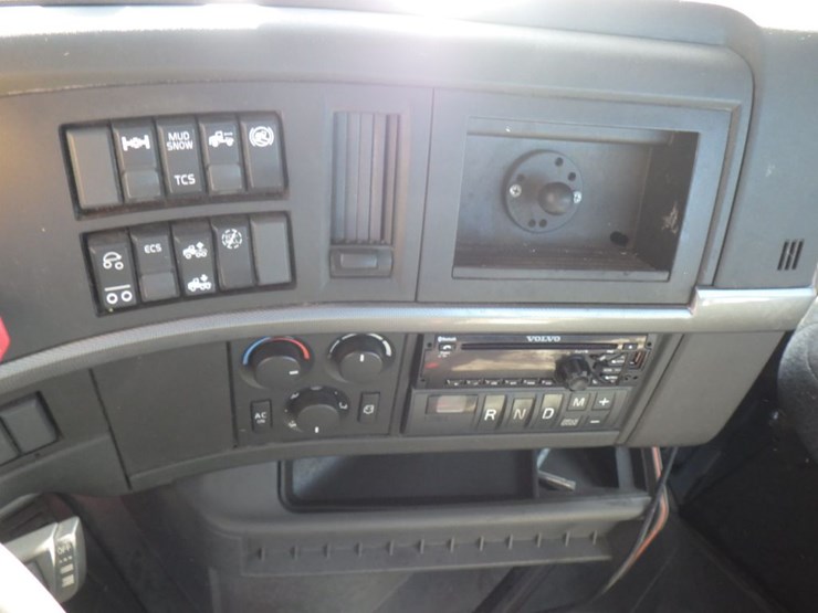 2021-volvo-vnl-300-image-15