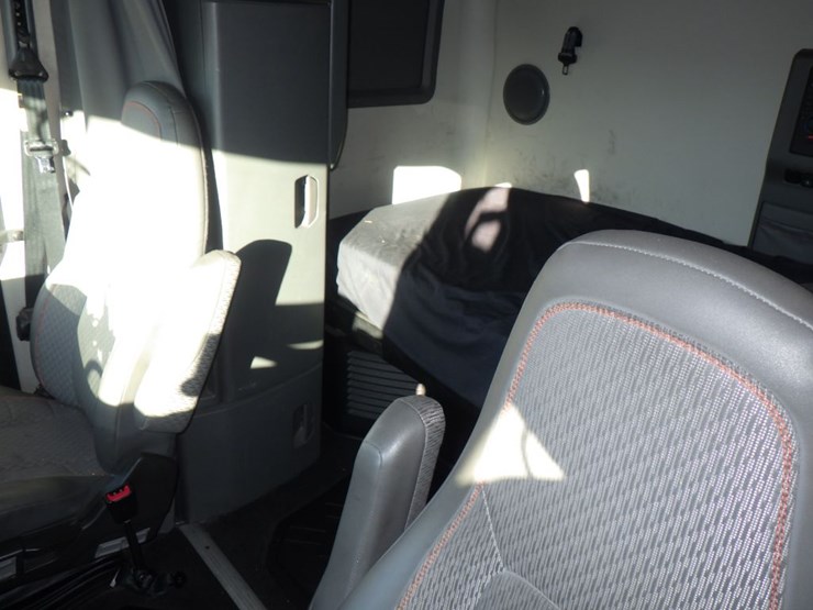 2023-volvo-vnl-760-image-19