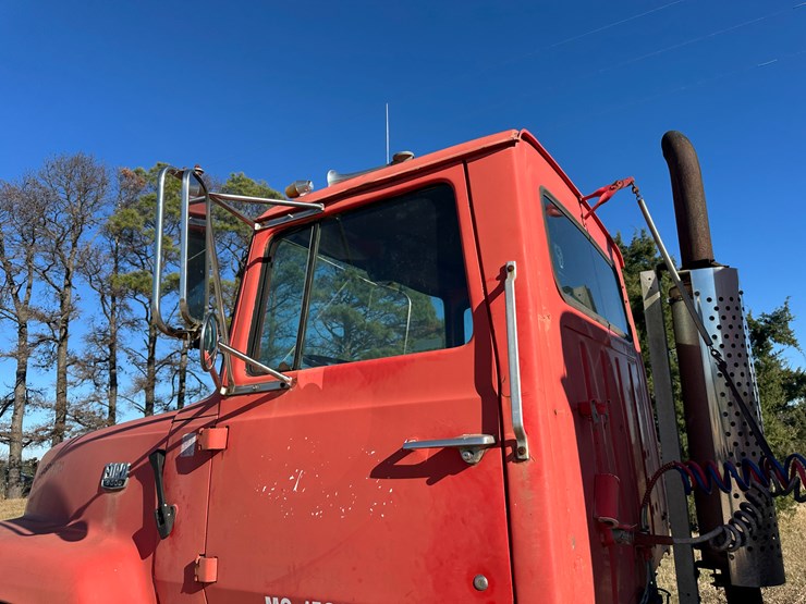 1974-ford-9000-image-27