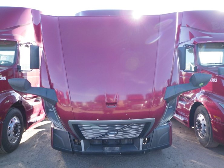 2021-volvo-vnl-300-image-28