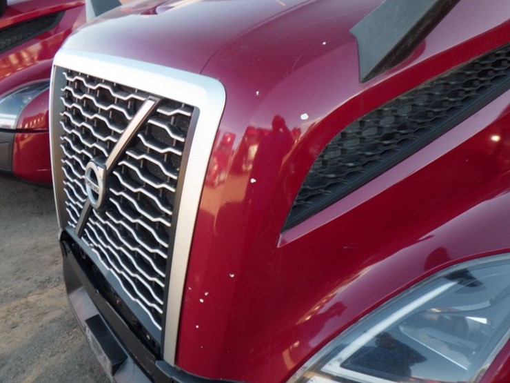 2022-volvo-vnl-300-image-2