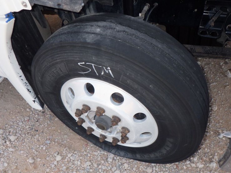 2009-freightliner-cascadia-125-image-25