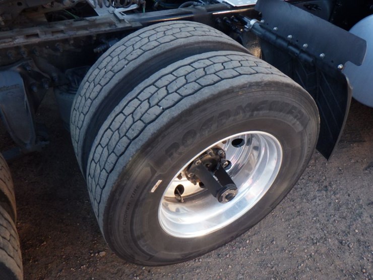 2023-freightliner-cascadia-126-image-7