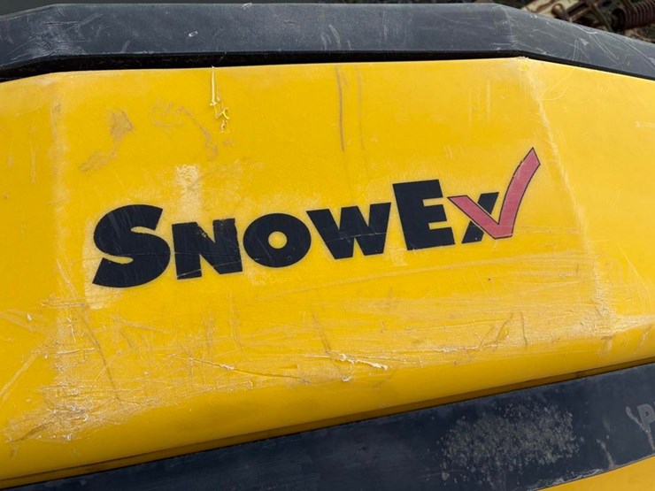 snowex-tailgate-salt-spreader-image-4