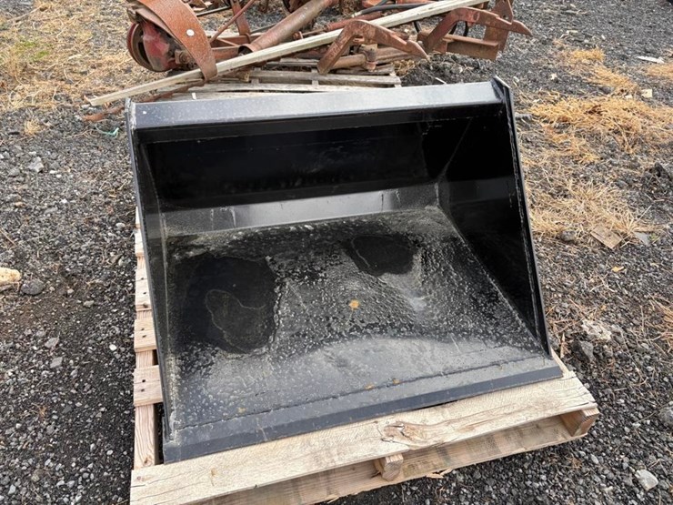 (new)-36in-dingo-bucket-image-1