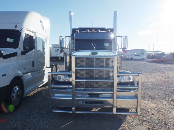 2023-peterbilt-389-image-2