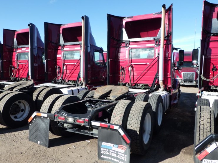 2021-volvo-vnl-300-image-11