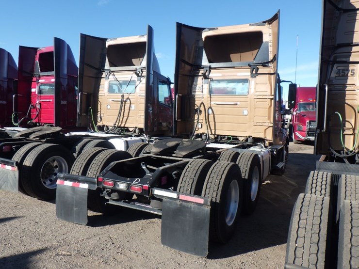 2022-volvo-vnl-300-image-7