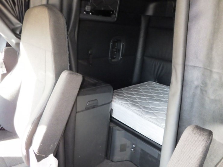 2023-freightliner-cascadia-126-image-22