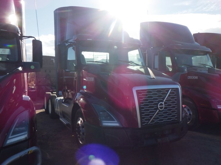 2022-volvo-vnl-300-image-4