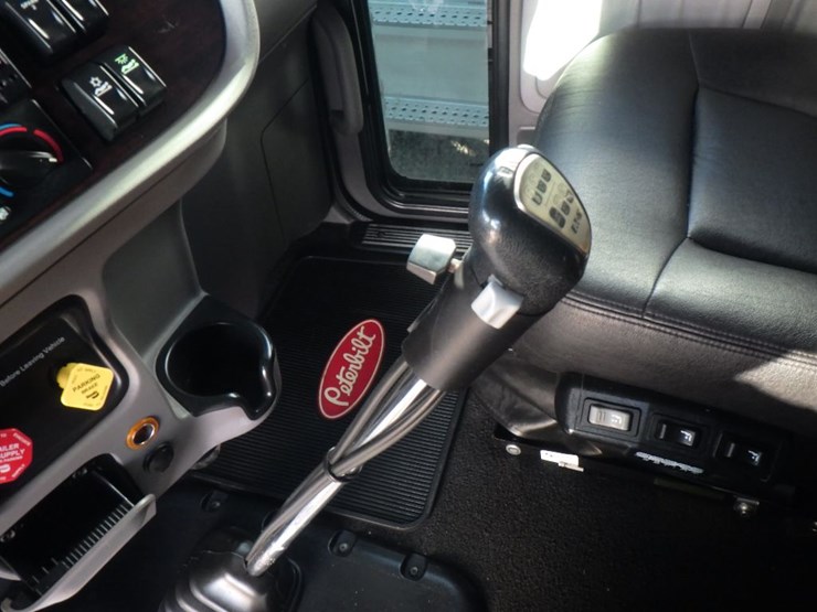 2023-peterbilt-389-image-24