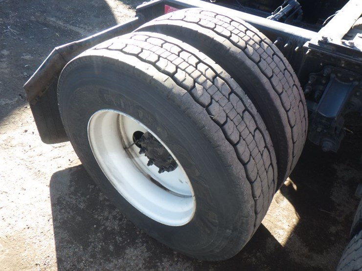 2022-volvo-vnl-300-image-6