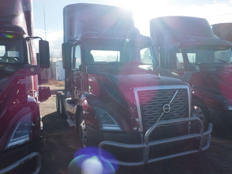 2021-volvo-vnl-300-image-4