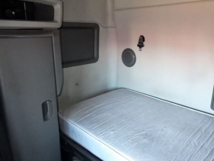 2022-volvo-vnl-760-image-21