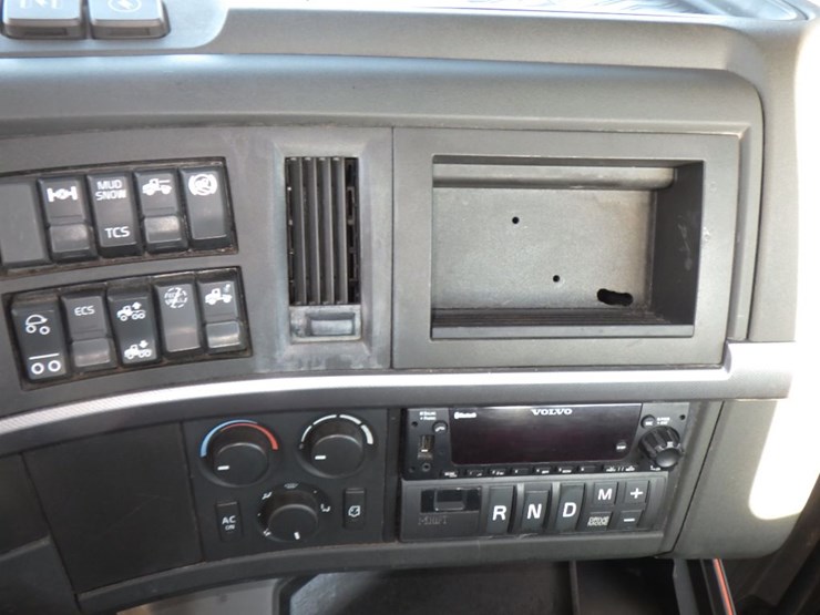 2022-volvo-vnl-300-image-17