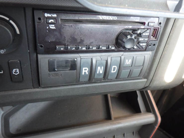 2022-volvo-vnl-300-image-17