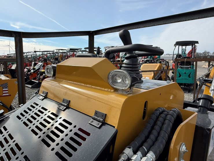 #77-•-unused-cfg-kkta27-stand-on-tracked-loader-kkta272025l110878-inv#-35713-image-12