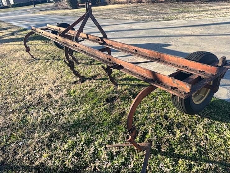 pittsburgh-4-row-cultivator-with-gauge-wheels-image-9