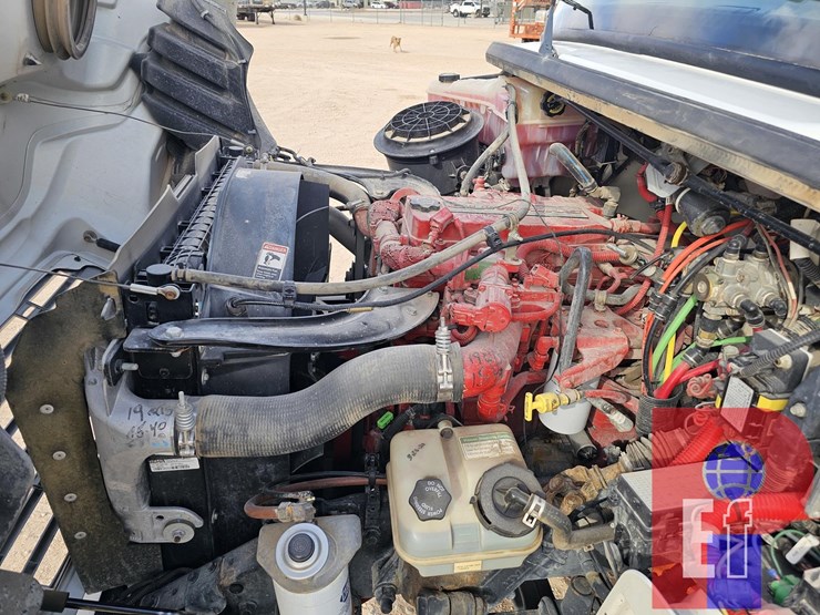 2011-freightliner-m2-106-image-6