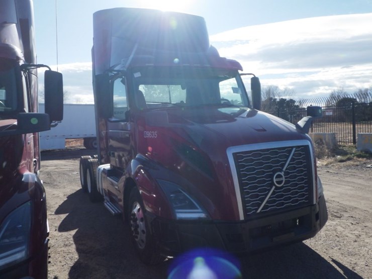 2021-volvo-vnl-300-image-3