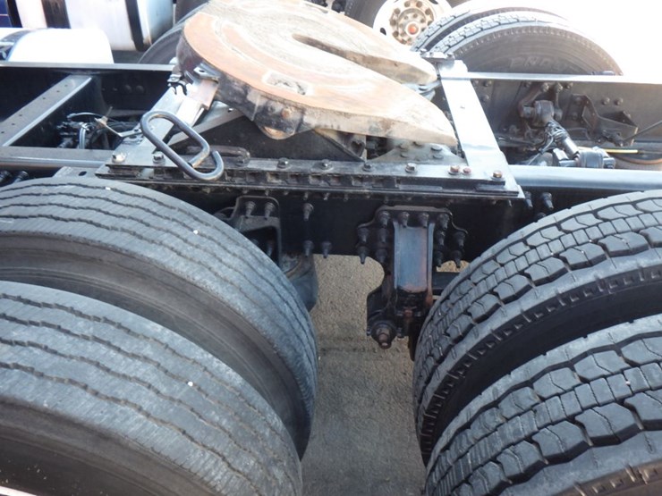 2021-volvo-vnl-300-image-13