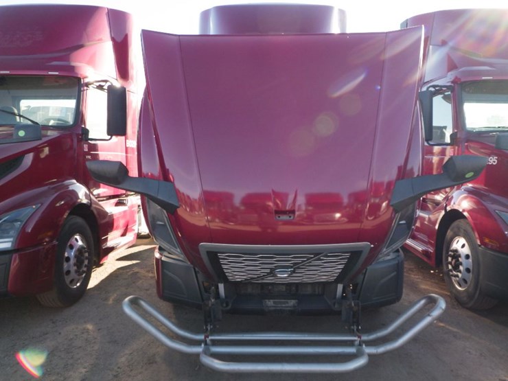 2021-volvo-vnl-300-image-28