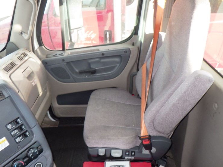 2018-freightliner-cascadia-113-image-18