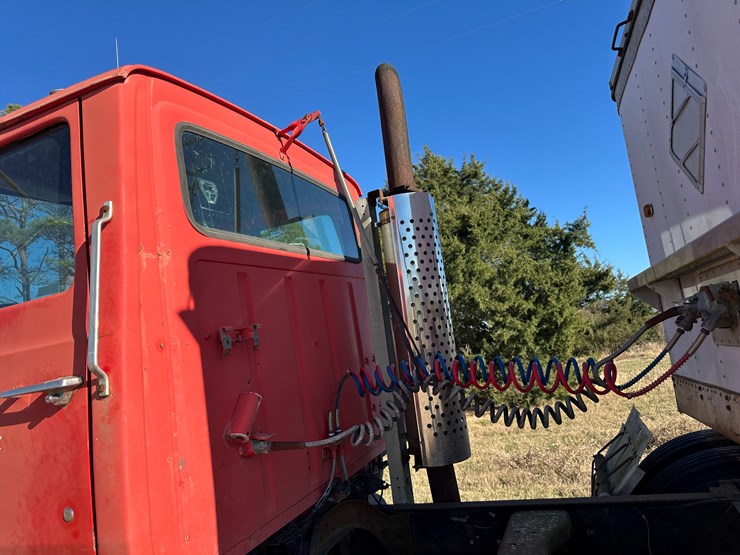 1974-ford-9000-image-26