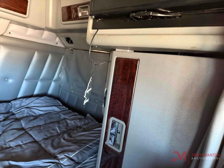 2021-peterbilt-389-image-47