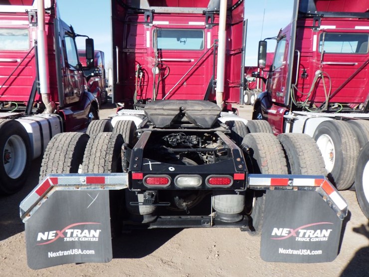 2022-volvo-vnl-300-image-8