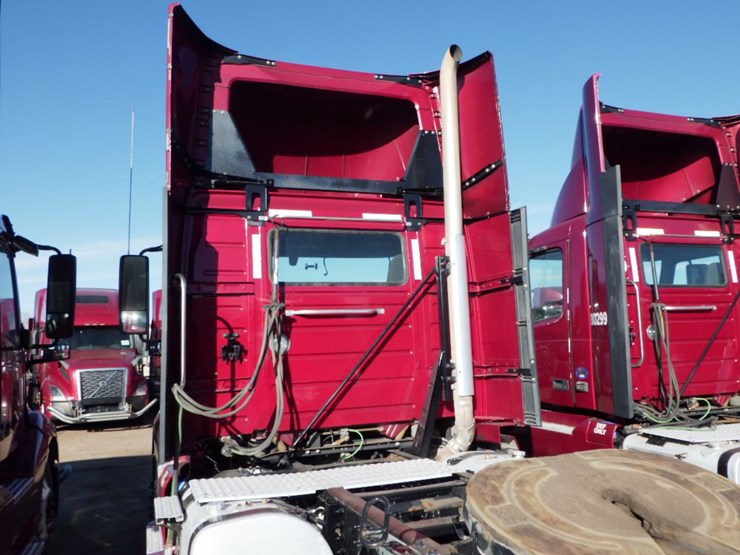 2021-volvo-vnl-300-image-14