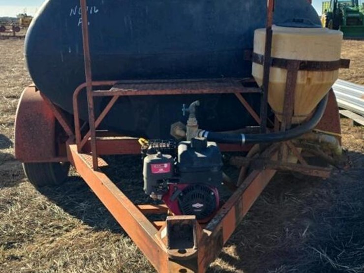 1000-gallon-nurse-tank-on-trailer-w/-briggs-&-stratton-motor-image-2