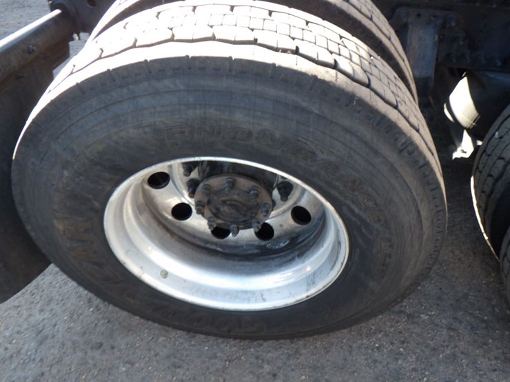 2022-volvo-vnl-760-image-10