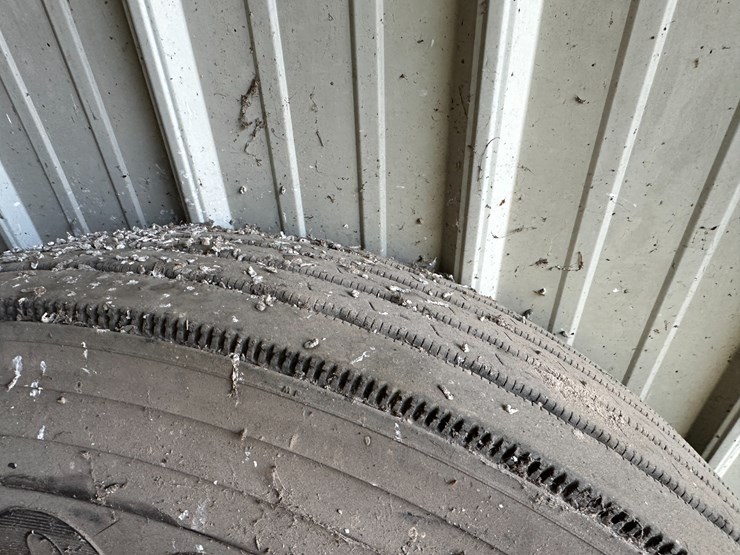 #35097-•-lot-of-miscellaneous-tires-image-17