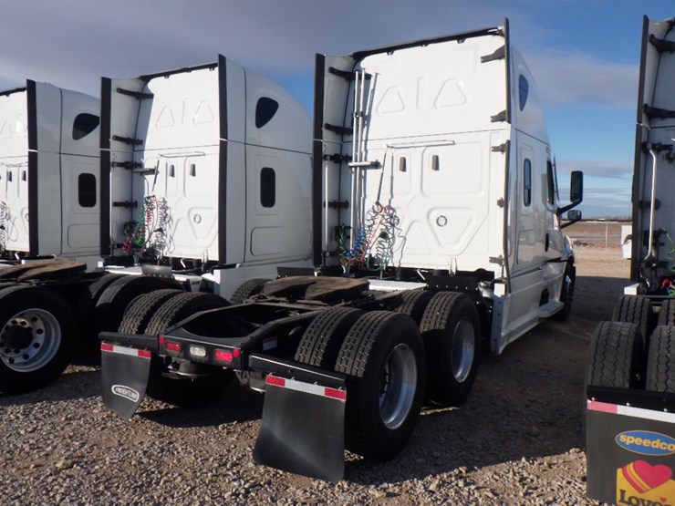 2022-freightliner-cascadia-126-image-10