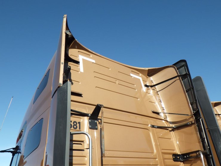 2022-volvo-vnl-760-image-17