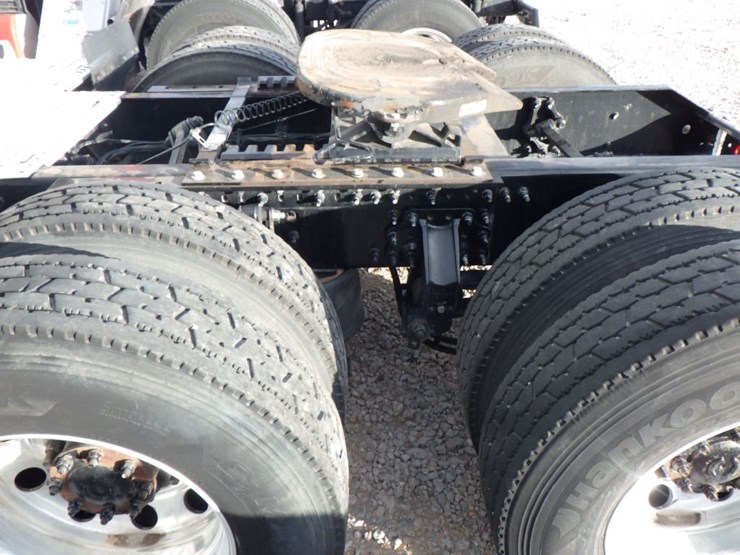 2021-volvo-vnl-860-image-18