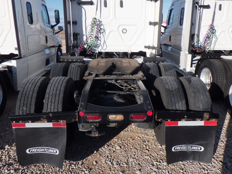 2022-freightliner-cascadia-126-image-10