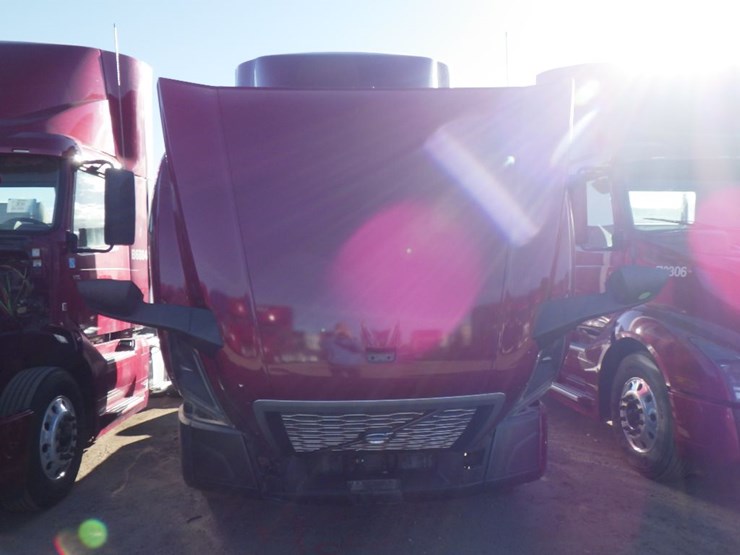 2022-volvo-vnl-300-image-24