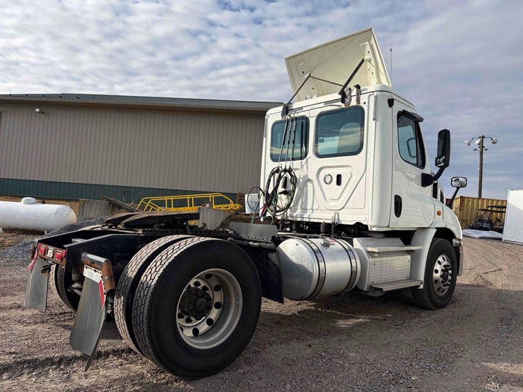2019-freightliner-cascadia-single-axle-road-tractor-image-3