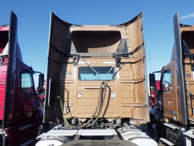 2022-volvo-vnl-300-image-11