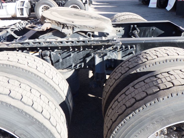 2022-volvo-vnl-760-image-16