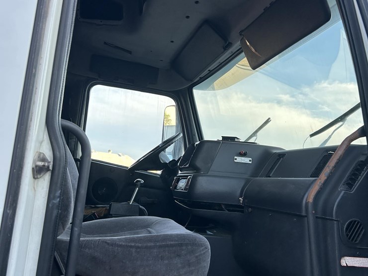 1999-volvo-vnl64t770-image-24