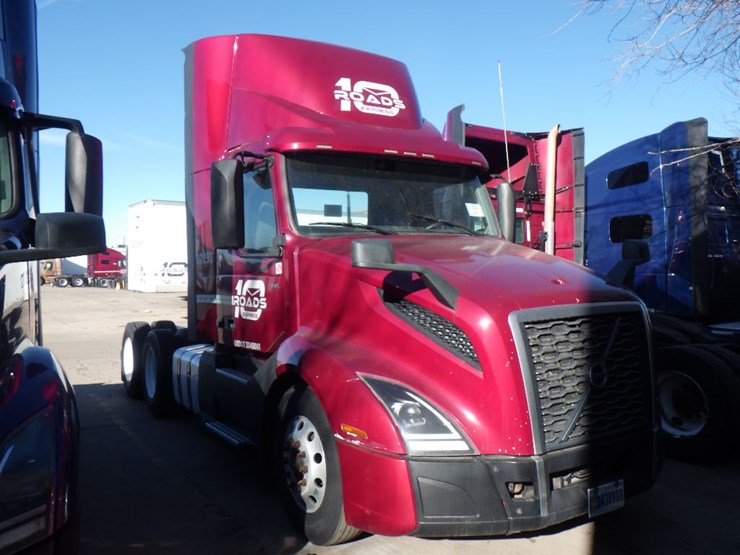 2021-volvo-vnl-300-image-3