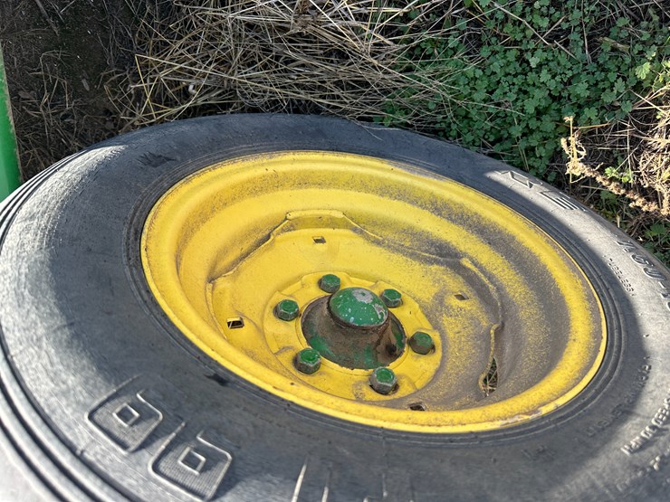 john-deere-520-image-11