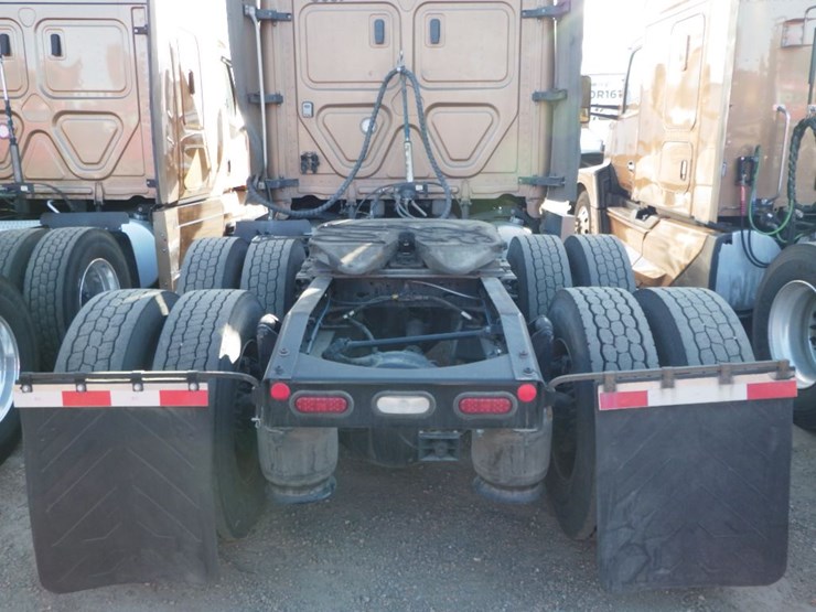 2023-freightliner-cascadia-126-image-11