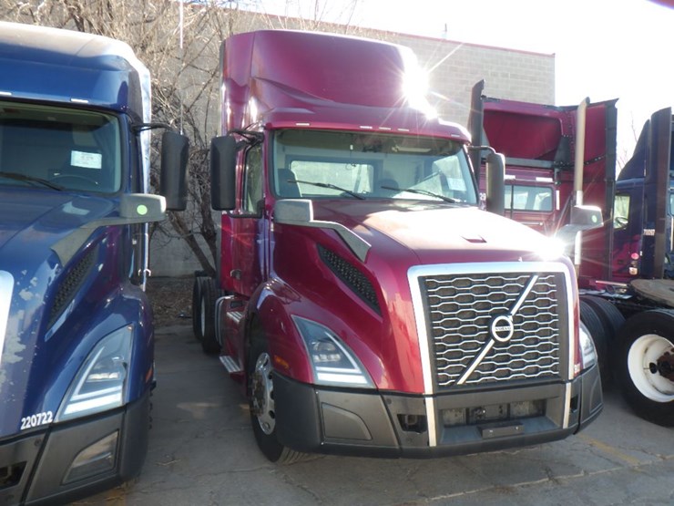 2021-volvo-vnl-300-image-3